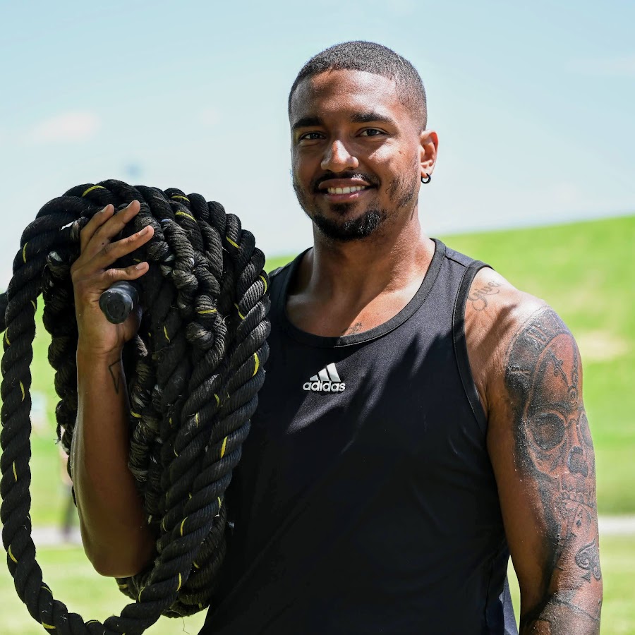 Jackeil Lavergne, online fat loss coach, holding a battle rope outdoors